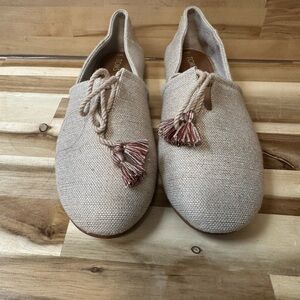 TOMS Kelli Flat in the Rose Gold size 9 good condition